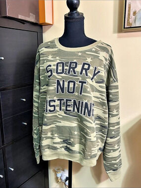 Wound Up Camo Graphic Sweatshirt in Green & Black Size XL (Juniors 15-17) EUC